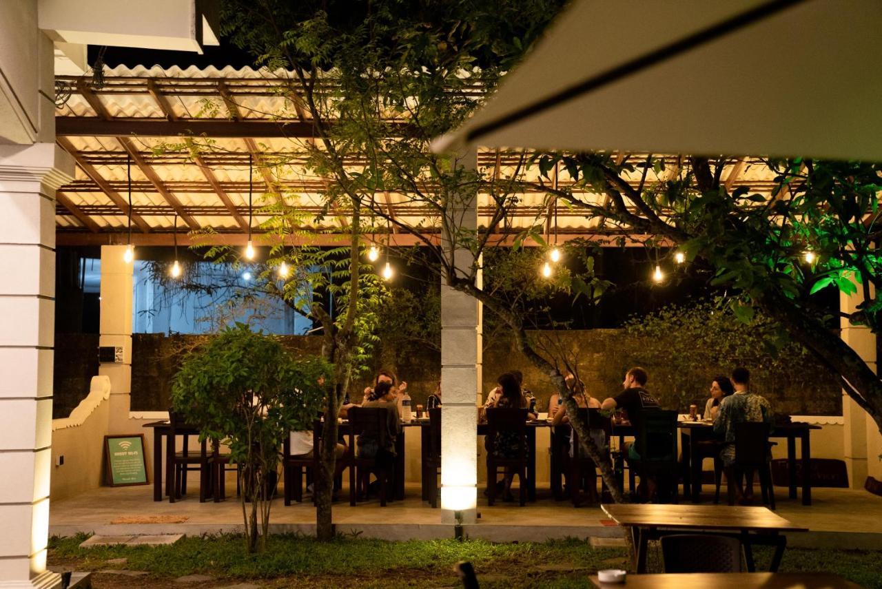 Plantation Surf Inn & Restaurant - Midigama East Eksteriør bilde