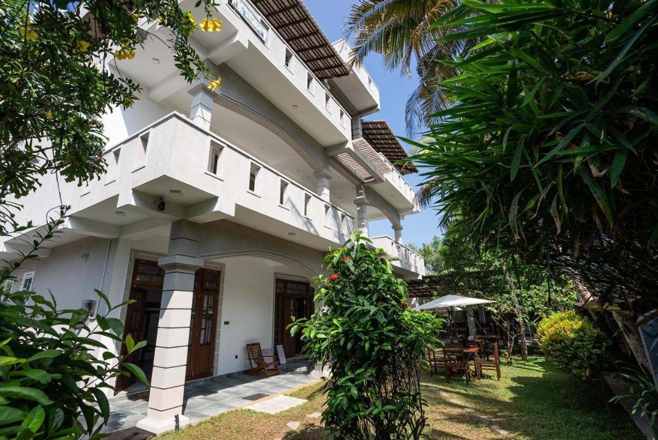 Plantation Surf Inn & Restaurant - Midigama East Eksteriør bilde