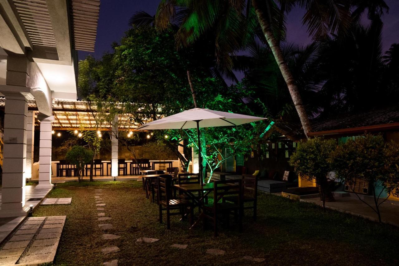 Plantation Surf Inn & Restaurant - Midigama East Eksteriør bilde