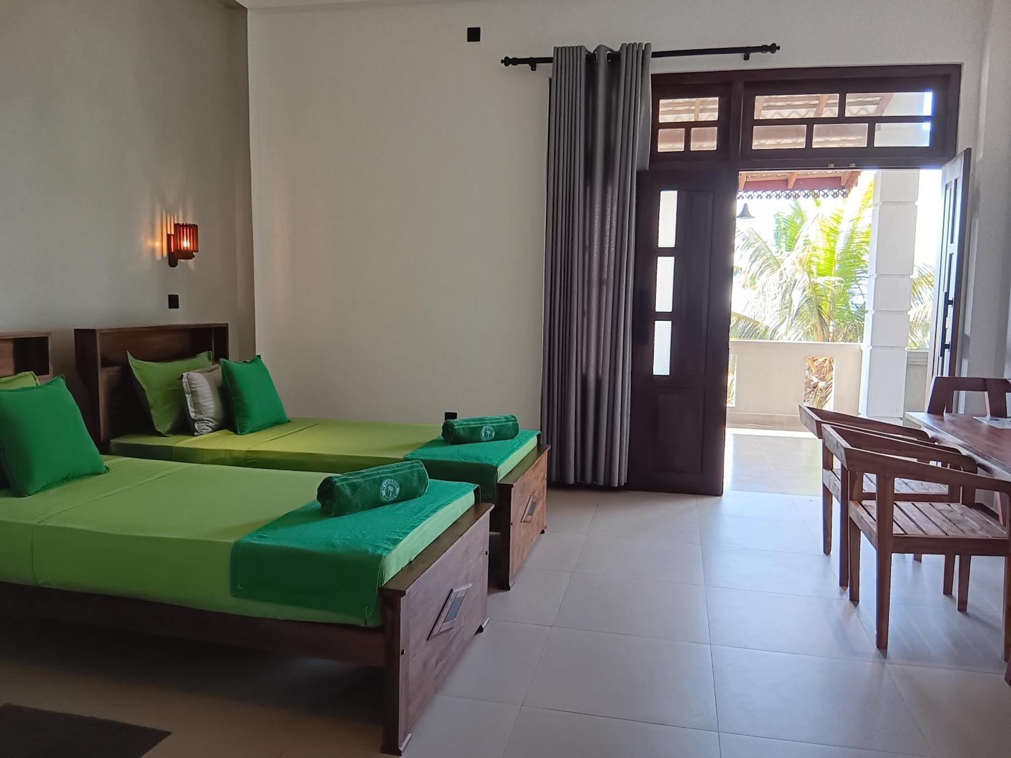 Plantation Surf Inn & Restaurant - Midigama East Eksteriør bilde