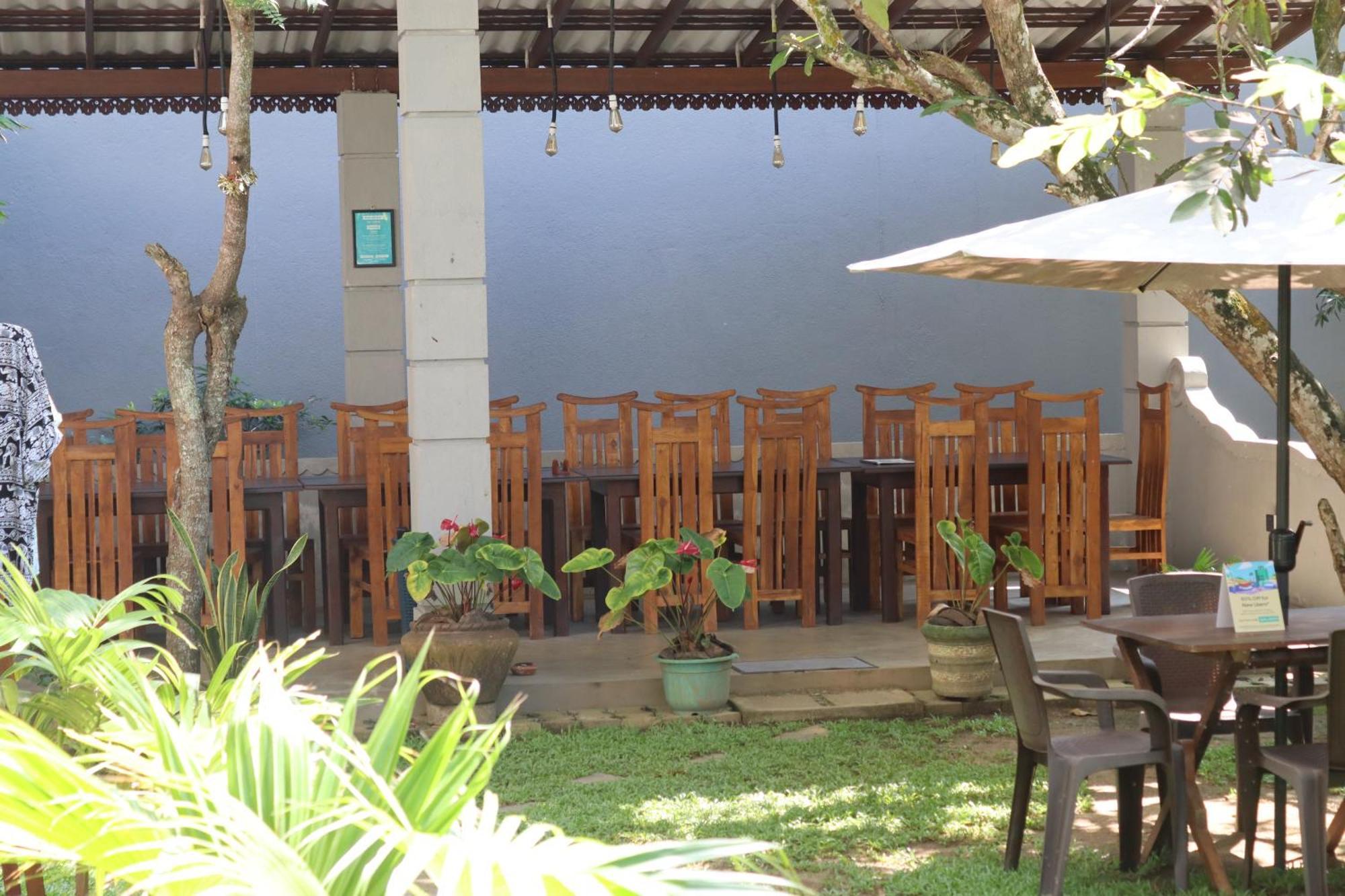 Plantation Surf Inn & Restaurant - Midigama East Eksteriør bilde