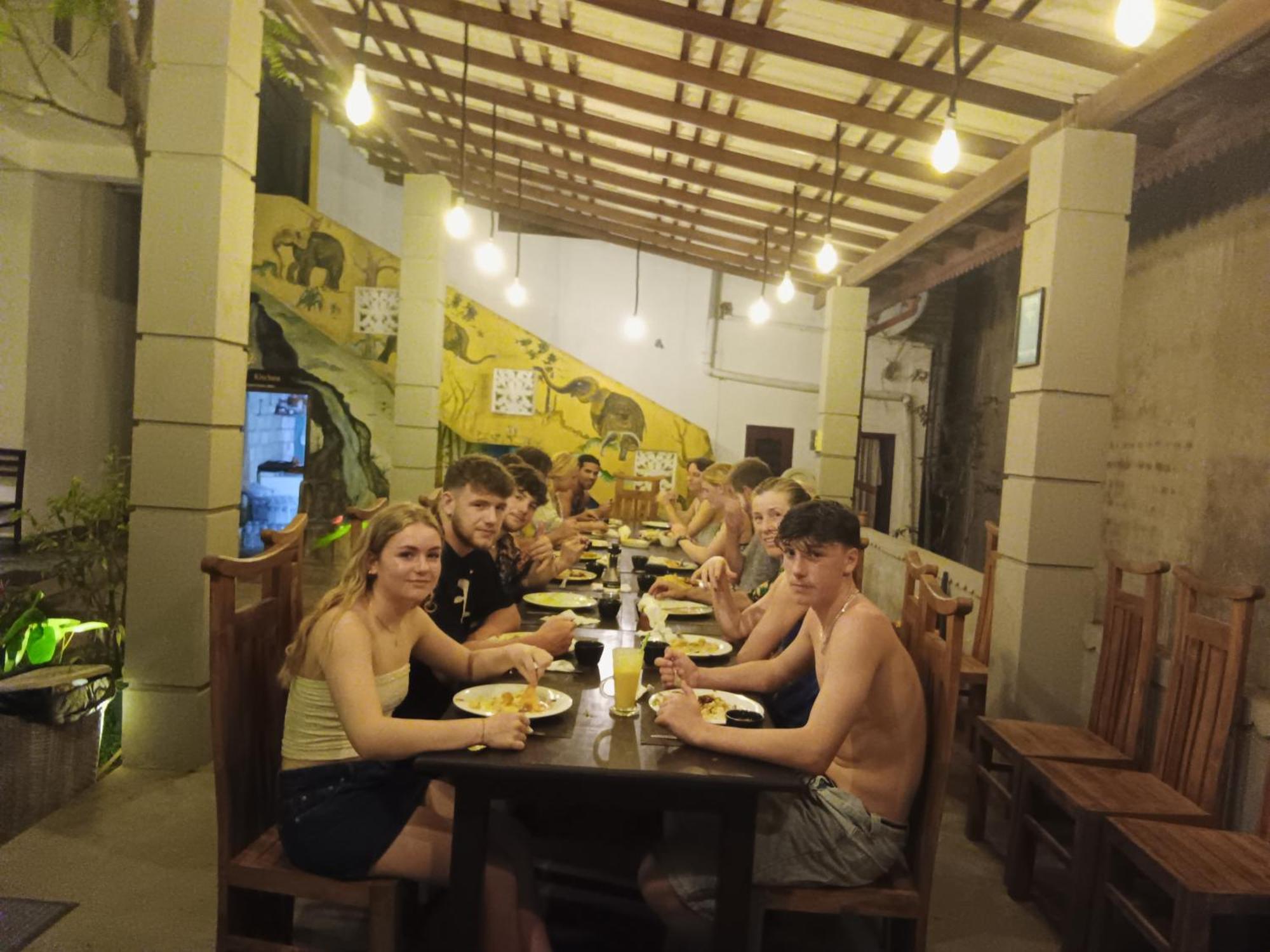 Plantation Surf Inn & Restaurant - Midigama East Eksteriør bilde