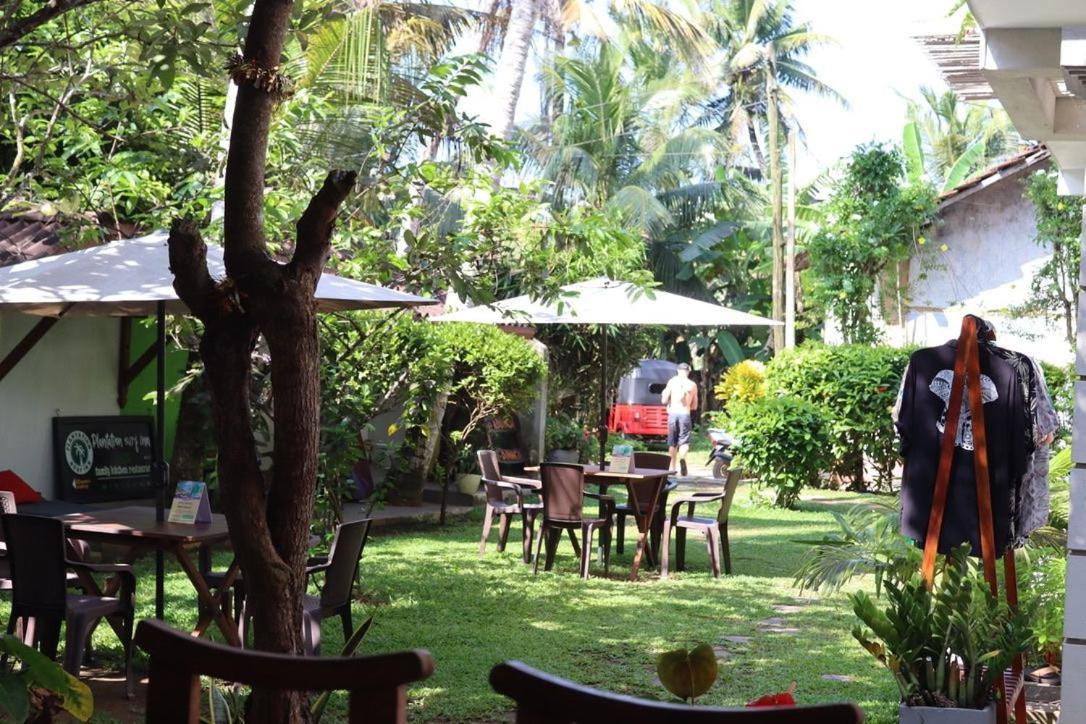 Plantation Surf Inn & Restaurant - Midigama East Eksteriør bilde